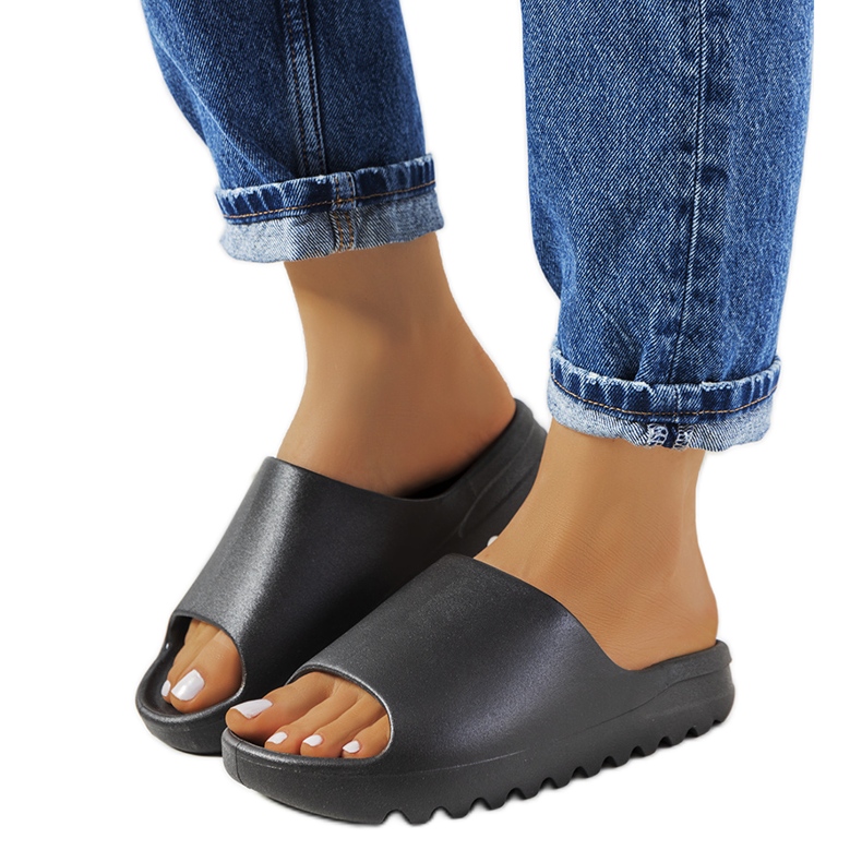 Christinia mustat kumitossut