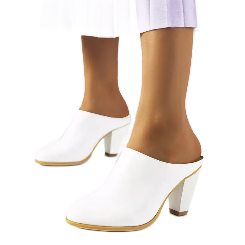 Valkoiset tossut Plotkin-postissa valkoinen