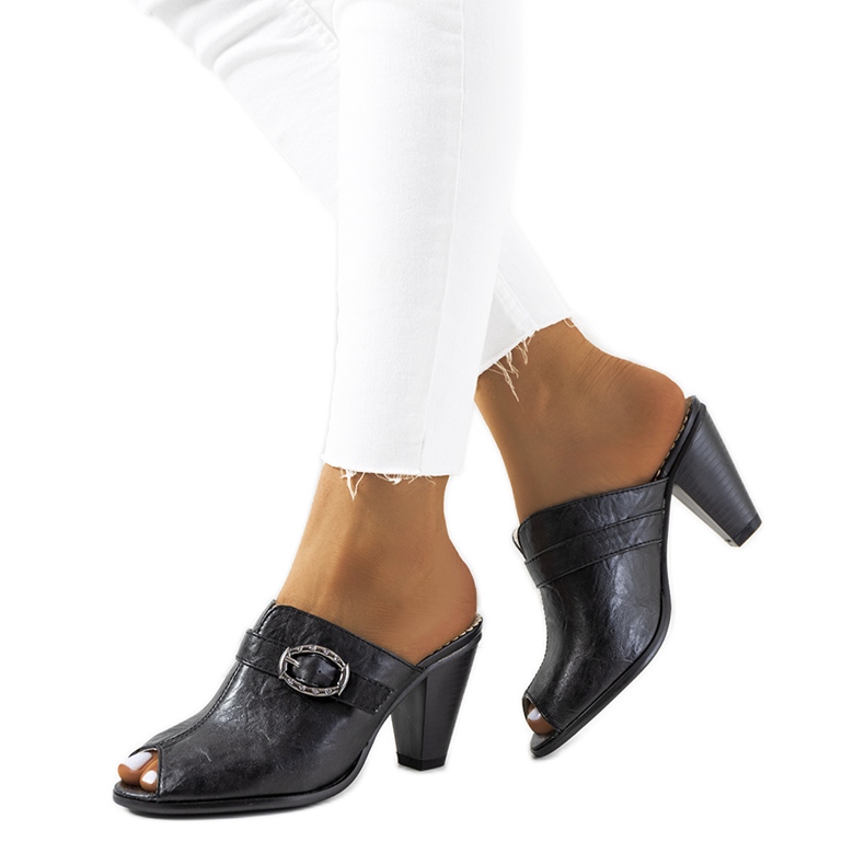 Mustat tossut Lucinda-tolppassa