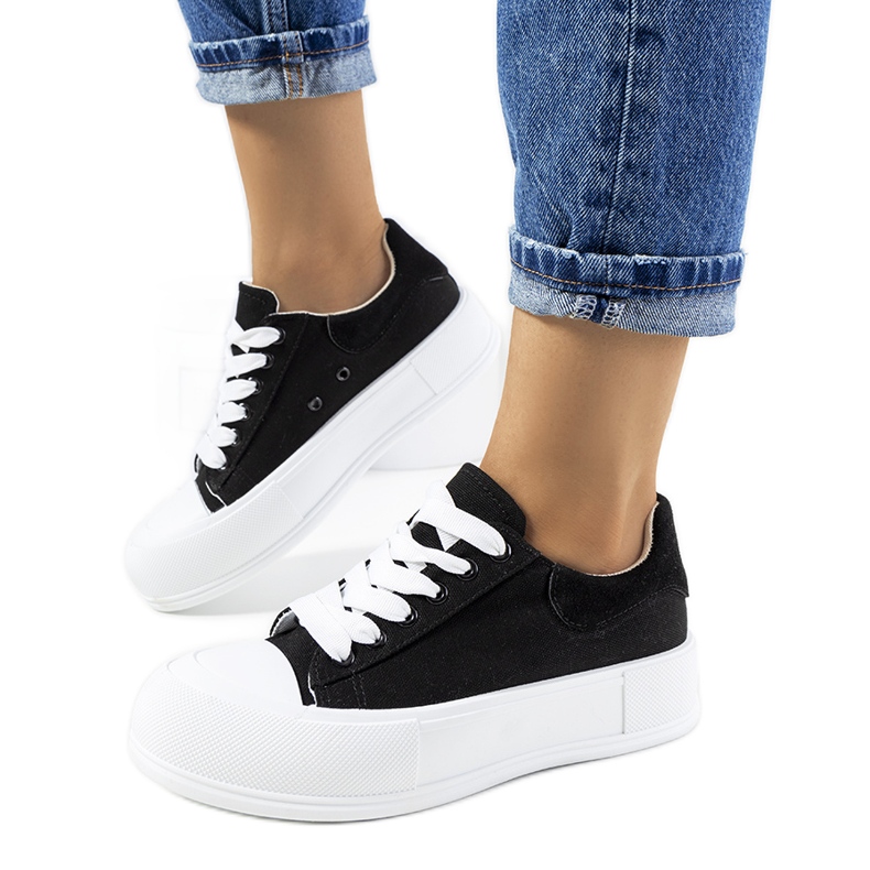 Mustat tennarit Venancia-alustalla