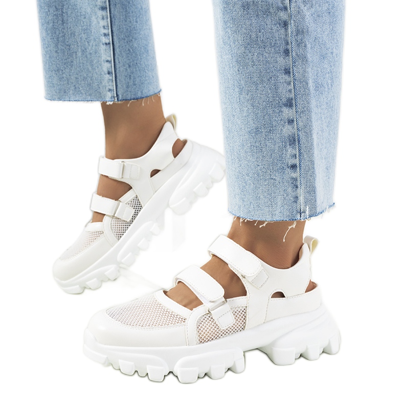 Djursin valkoiset lenkkarit traktoripohjalla valkoinen