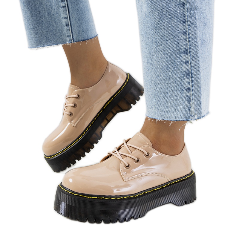 Beiget kengät korkealla Hooper-pohjalla