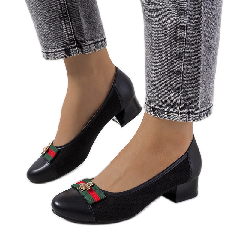 Mustat harjakattoiset Seema-pumput