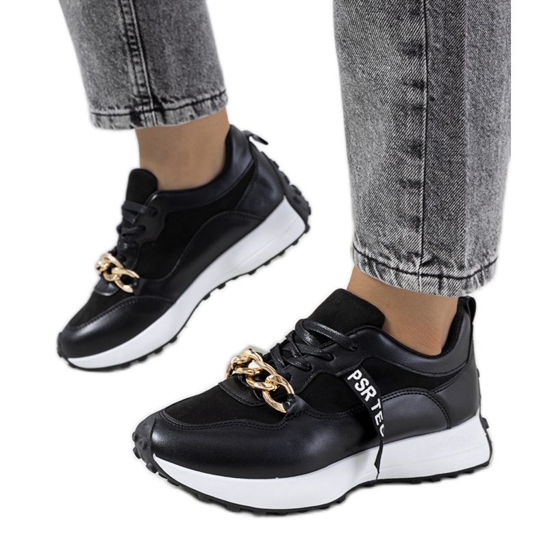 Mustat tennarit Saminan ketjulla