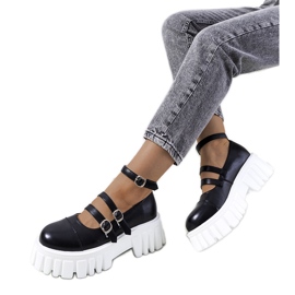 Jonell mustat kengät traktorin pohjassa