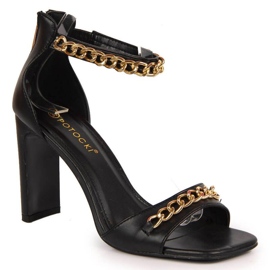 Sandaalit pylväässä ketjulla Potocki W WOL70A musta