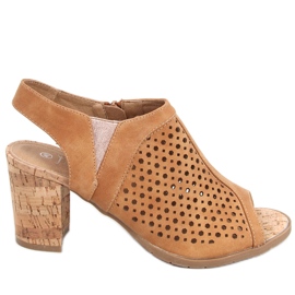 Harjatut sandaalit Assia Camel -postissa ruskea