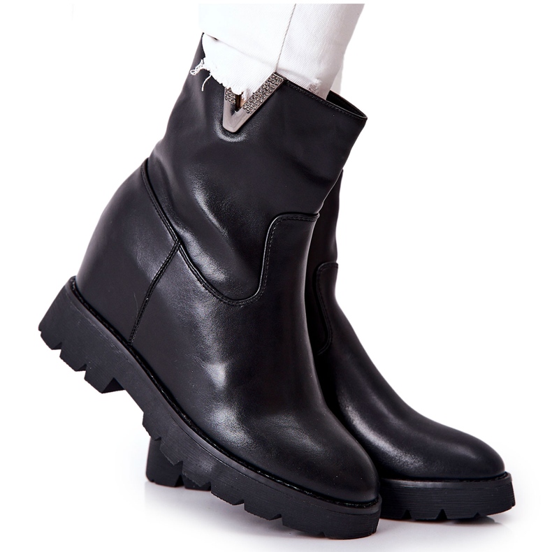 PG1 Mustat nilkkurit piilokiilassa, jossa on tiver-tunnus