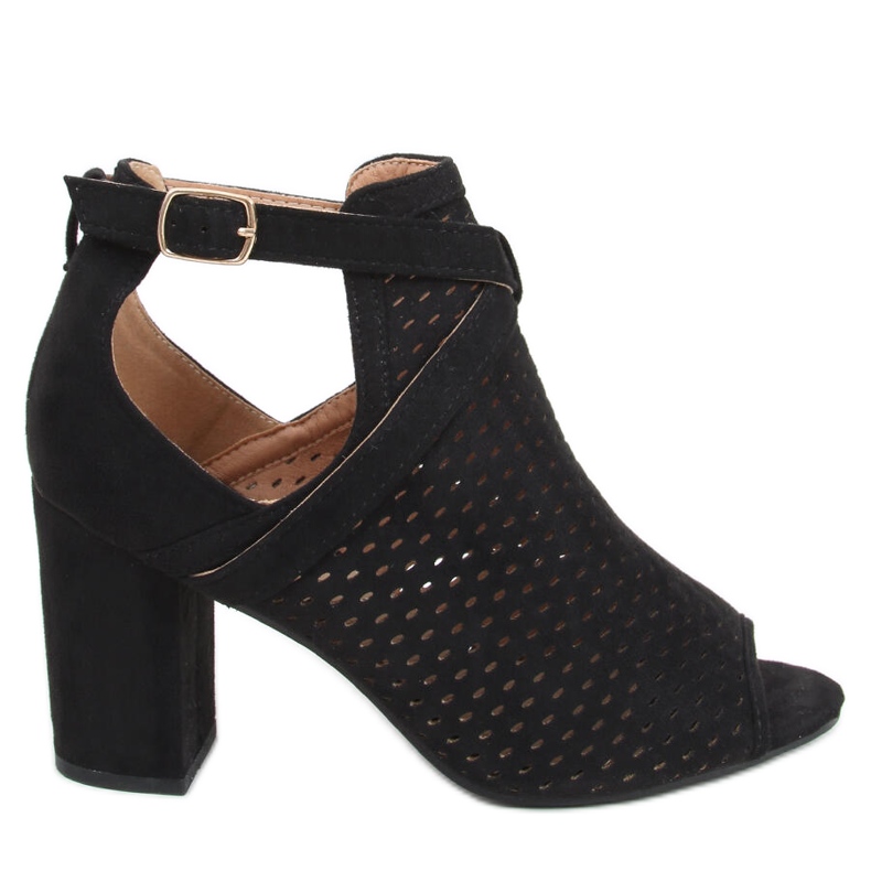 Harjatut sandaalit Barika Black -postissa musta