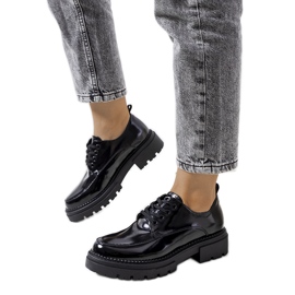 Markuksen mustat kengät traktorin pohjassa