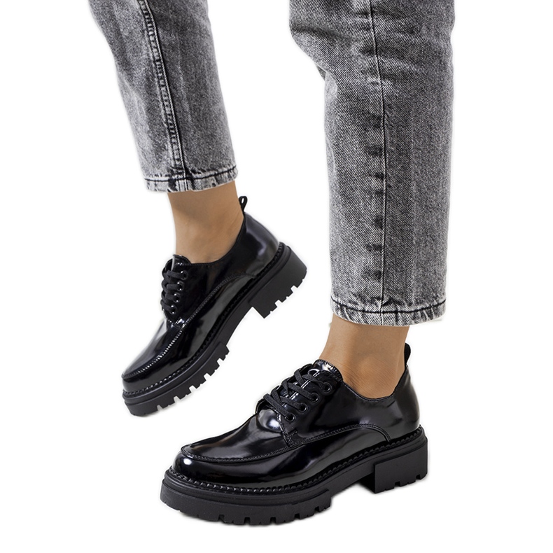 Markuksen mustat kengät traktorin pohjassa