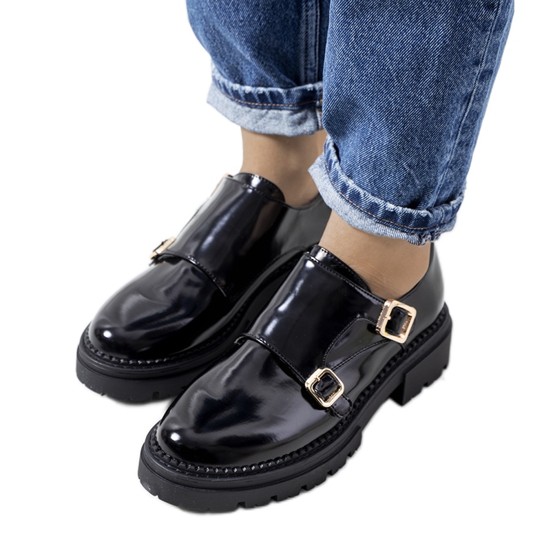 Mustaksi lakatut Valks kengät