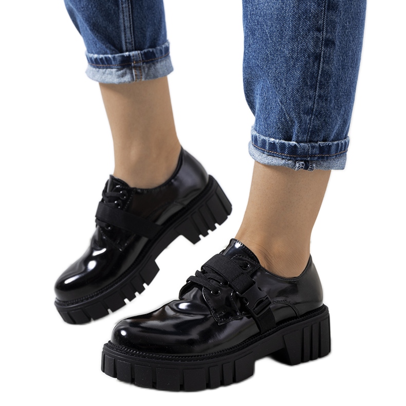 Vellem mustat kengät traktorin pohjassa