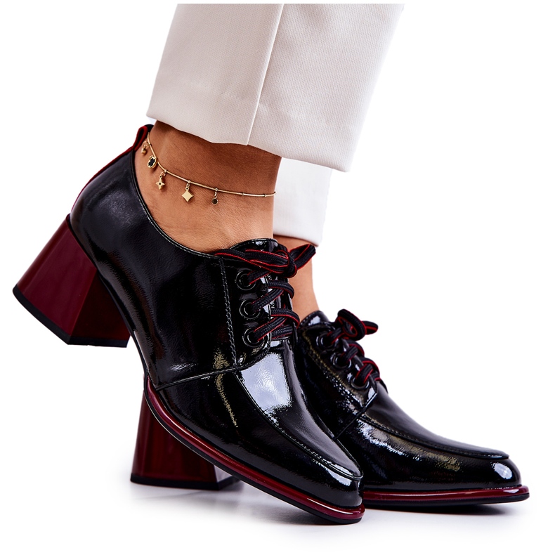 S.Barski Lakatut, sidotut mustat ja punaiset kengät Esmerin postauksessa punainen
