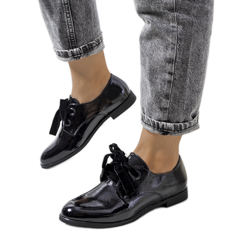 Munterin mustat lakatut kengät