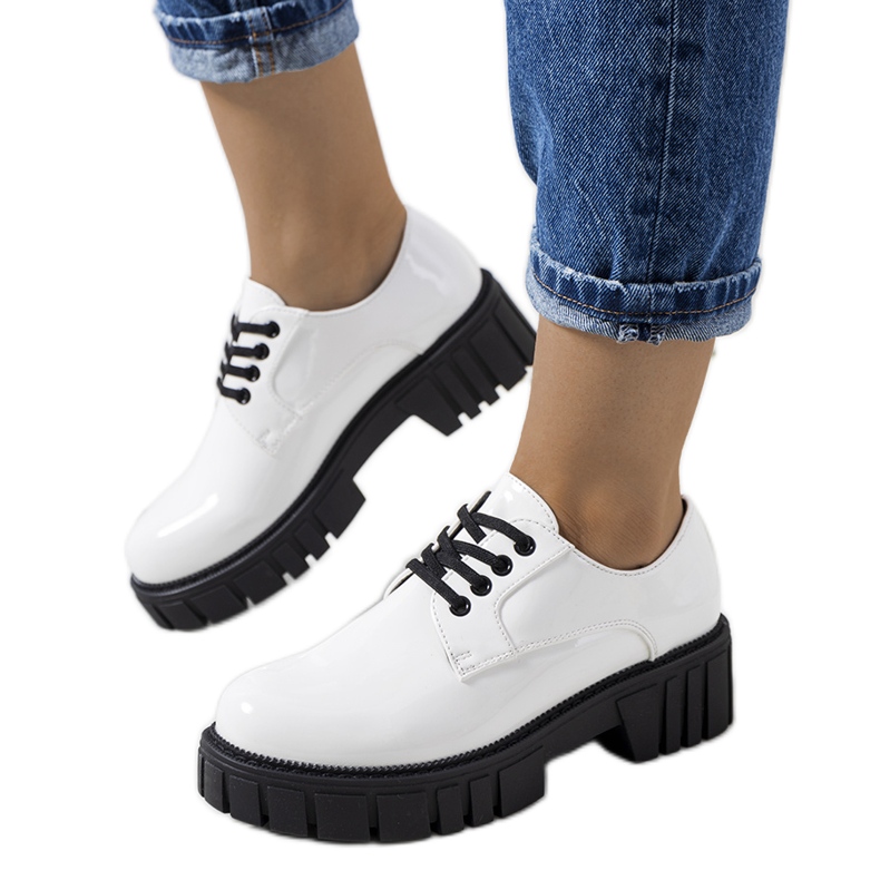 Eileenin valkoiset lakatut kengät valkoinen