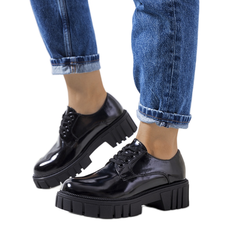 Mustaksi lakatut Cardero-kengät