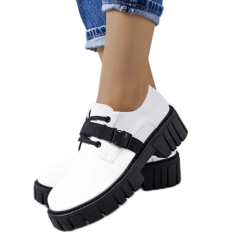 Valkoiset kengät traktorin pohjassa Marike valkoinen