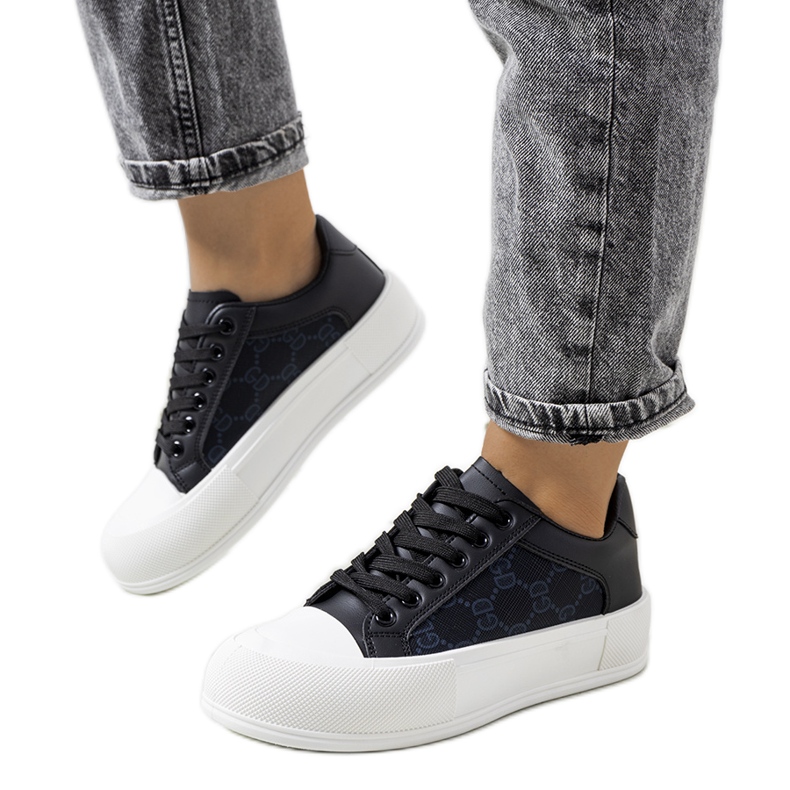 Mustat tennarit Birkett-alustalla