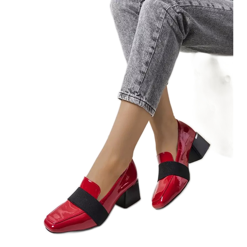 Punaiset lakatut kengät Tammyn pylväässä punainen