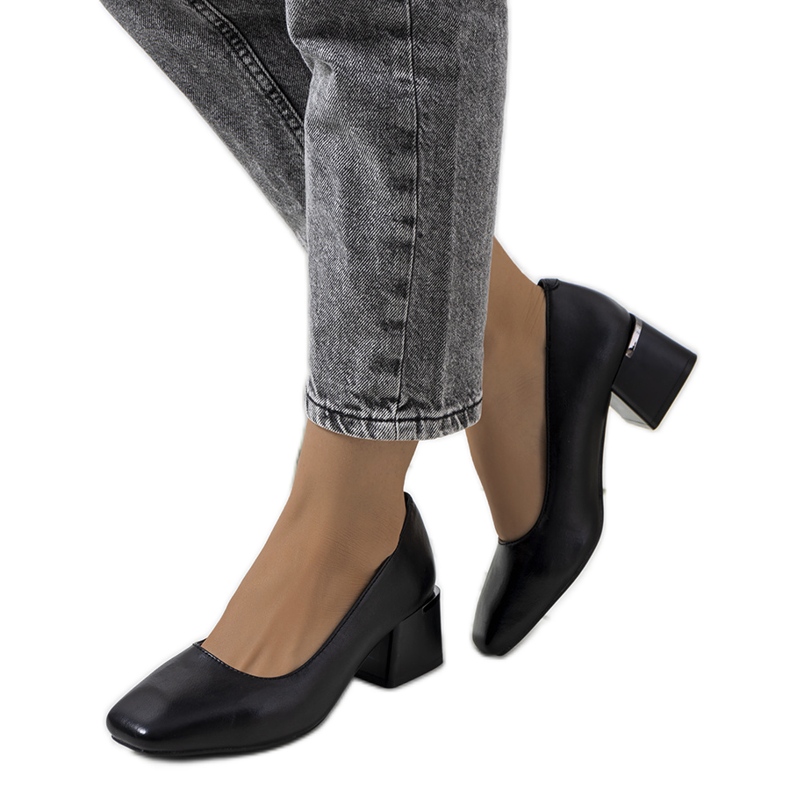 Mustat pumput Hanae-postissa