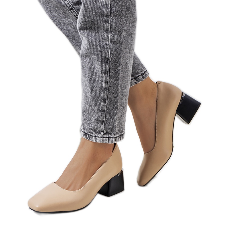 Nahkaiset beige-pumput Vasila-postissa