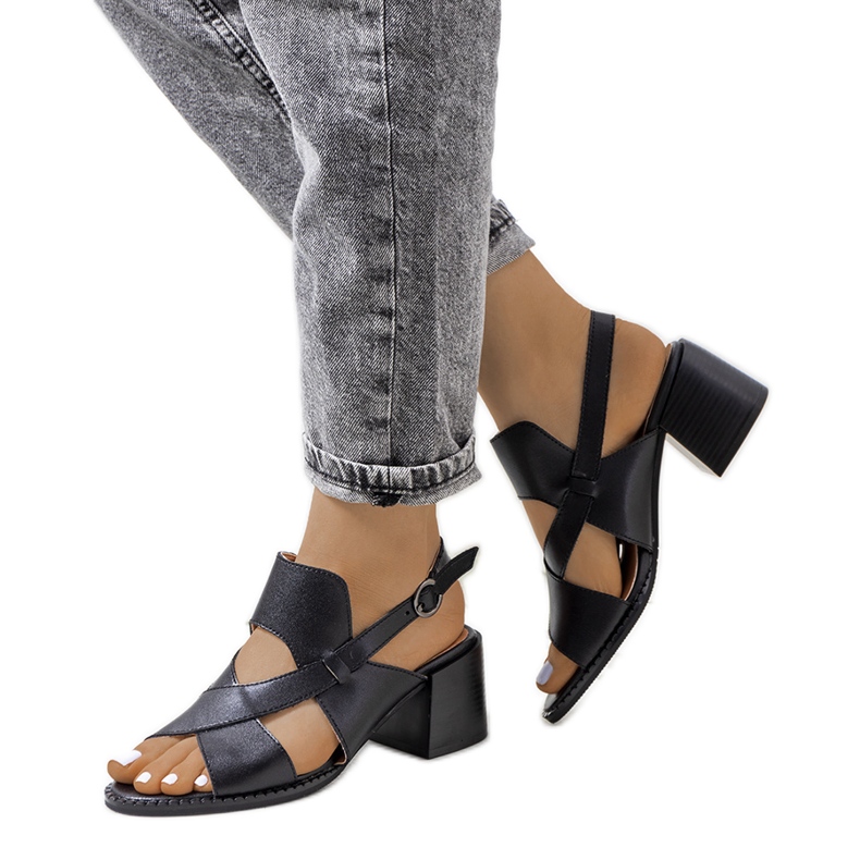 Mustat nahkasandaalit Destina-postissa