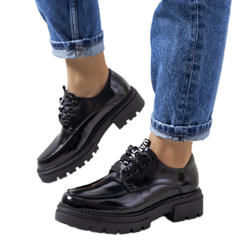 Mustat lakatut Aike-kengät