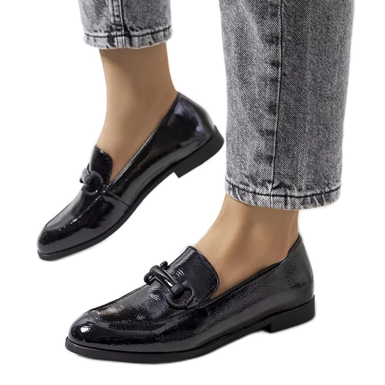 Liesen mustat lakatut nahkakengät