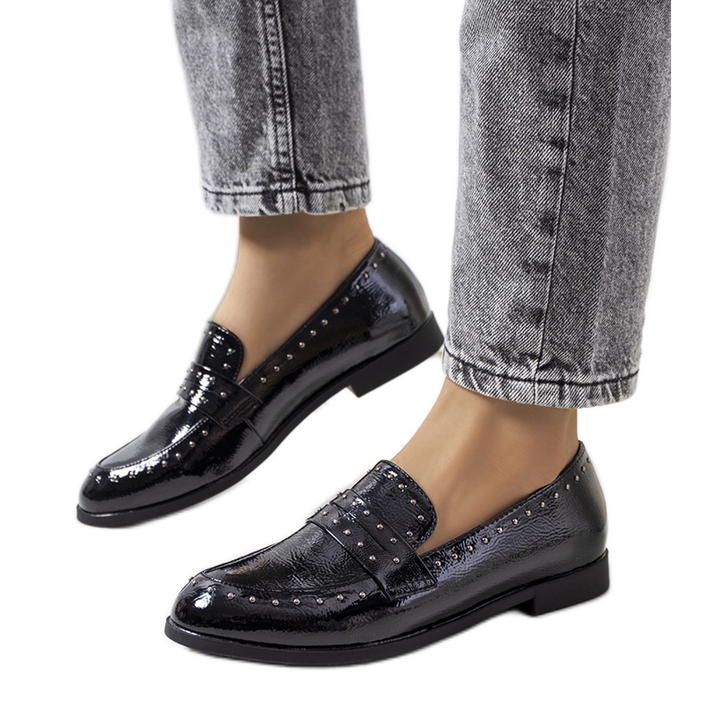 Mustat nahkakengät Rozerin-nastoilla