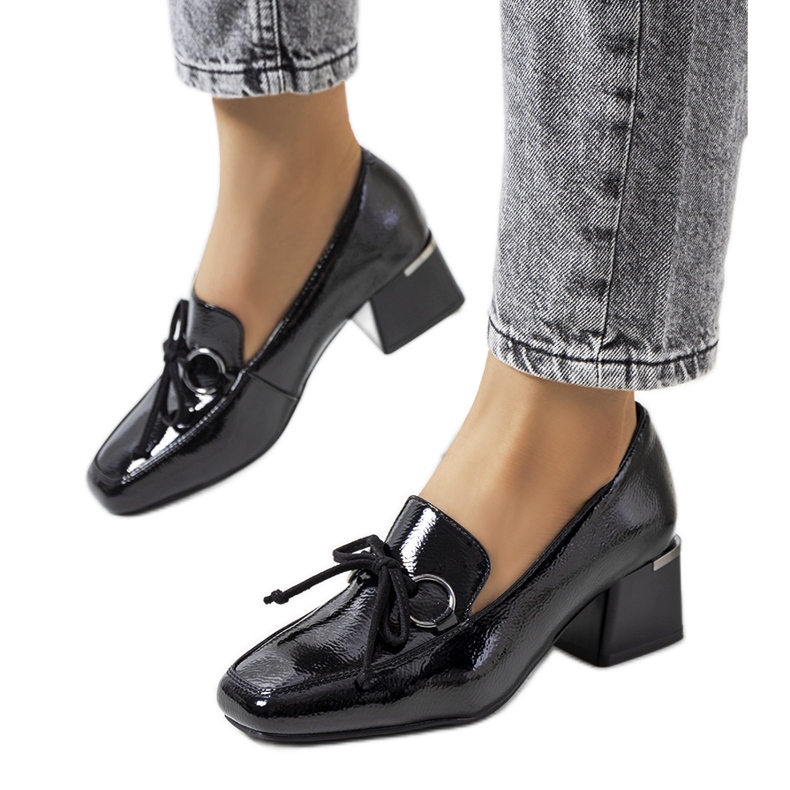 Monishan mustat lakatut korkokengät