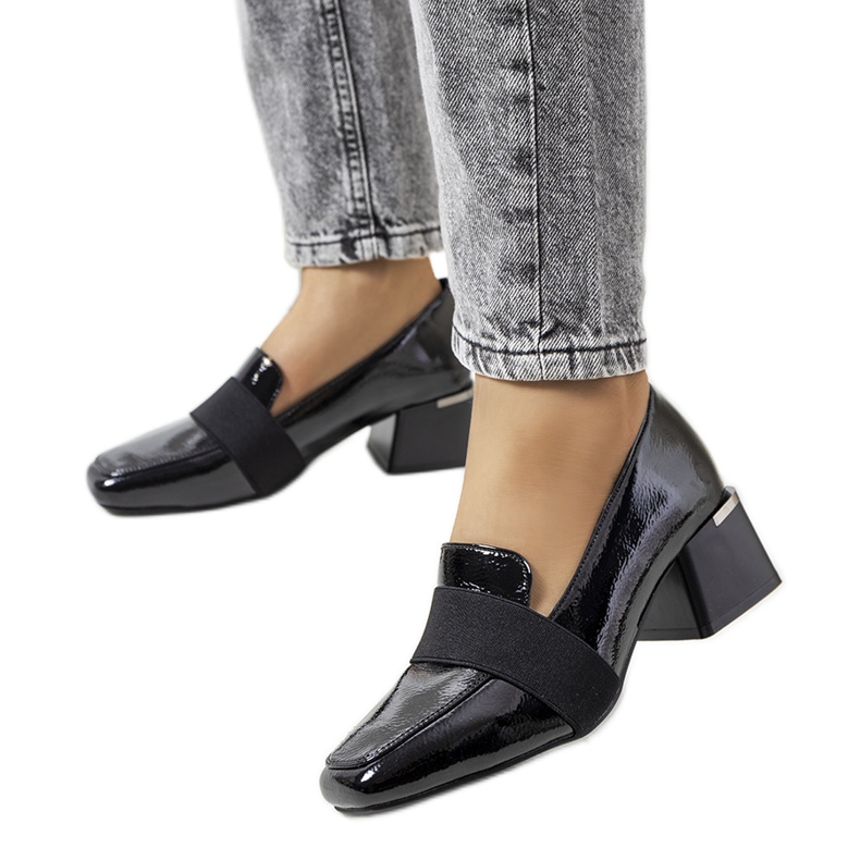 Mustat lakatut kengät Tammy-postissa