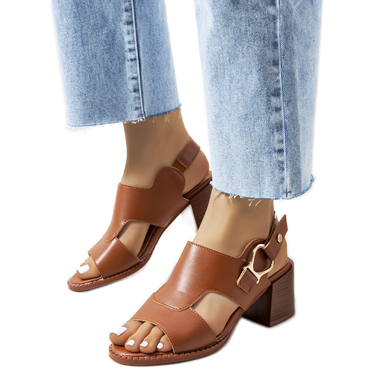 Ruskeat sandaalit Lamia-tolppassa