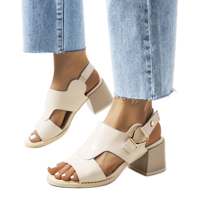 Beiget sandaalit Lamia-postissa