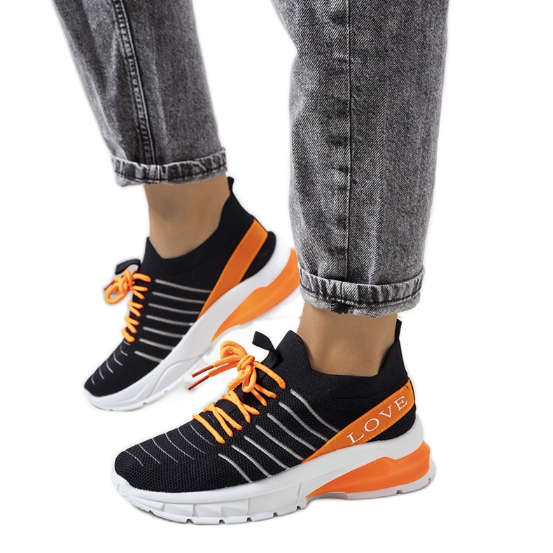 Mustat urheilulenkkarit Nenalta