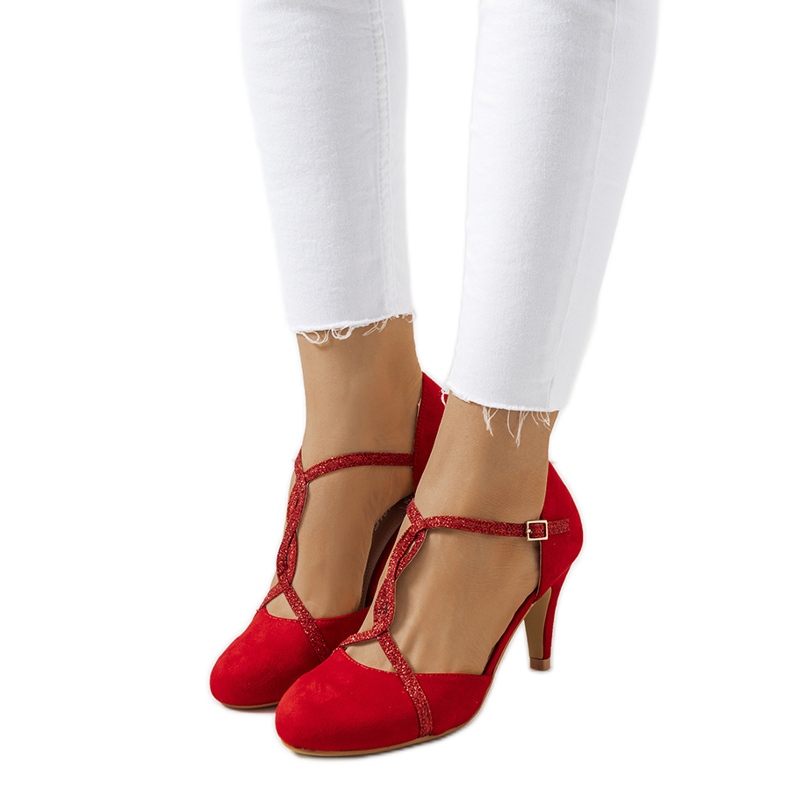 Punaiset pumput Luiken kantapäässä punainen