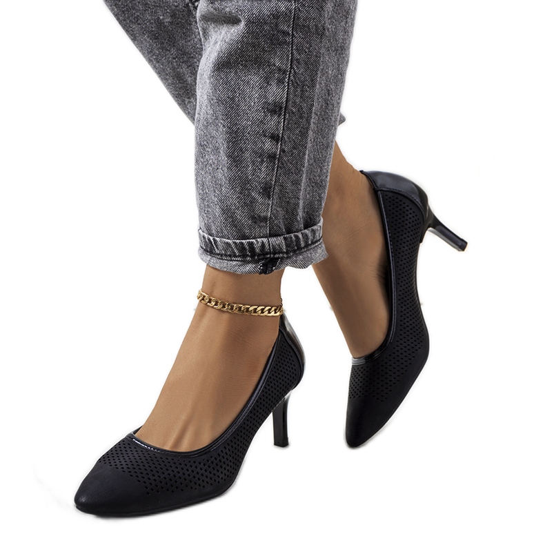 Mustat harjakattoiset pumput Carling-stilettokengässä