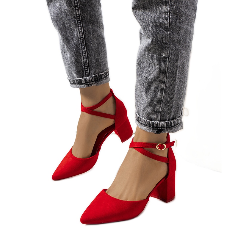 Punaiset pumput Florinan matalassa postissa punainen