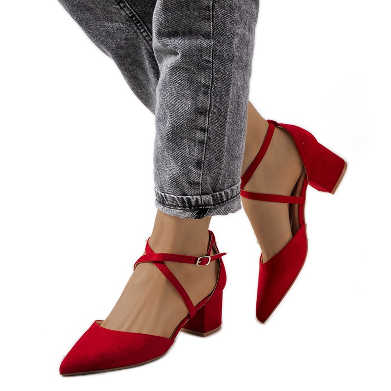 Punaiset pumput Terra-postissa punainen