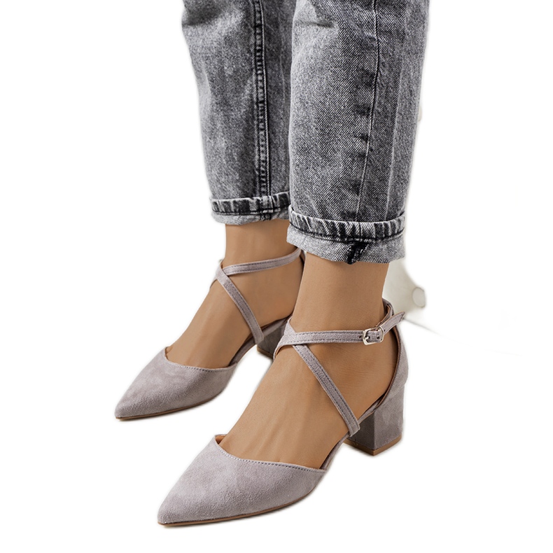 Harmaa pumput Terra-postissa