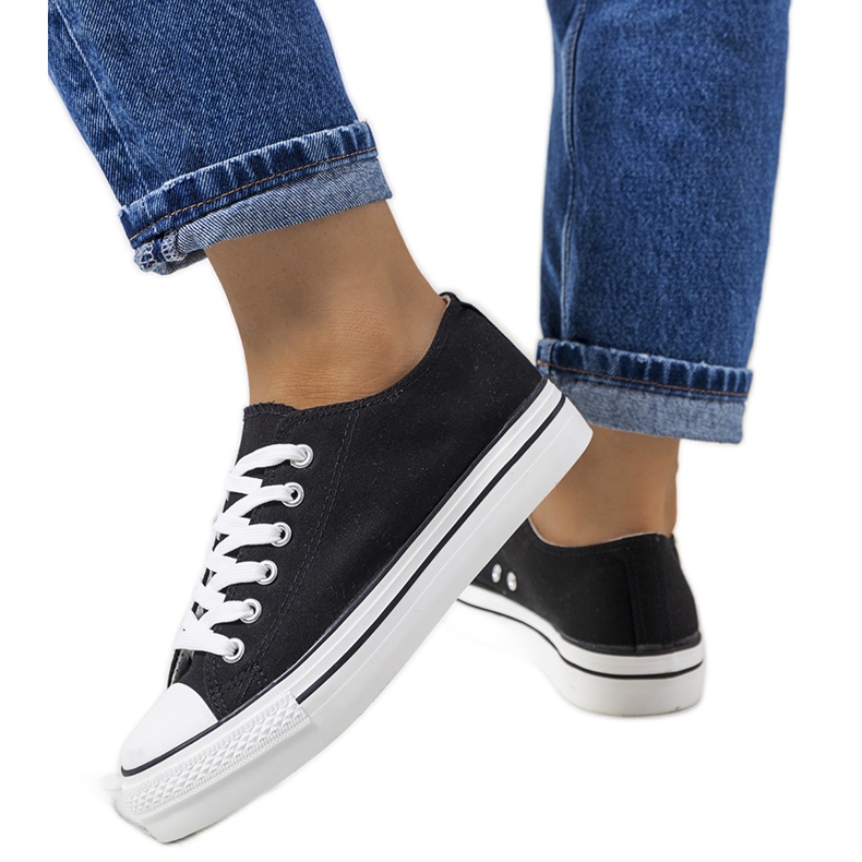 Mustat tennarit Wesselin alustalla