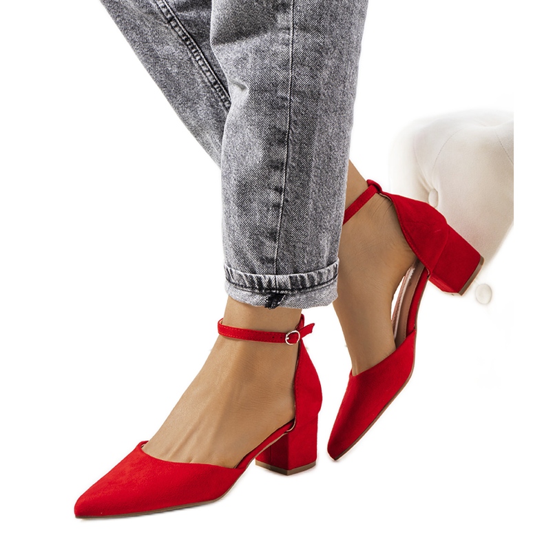 Punaiset pumput Annely-postissa punainen