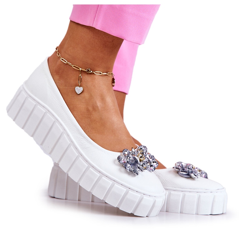 PA2 Nahkaballerinat alustalla, jossa on valkoinen Ladette-koriste