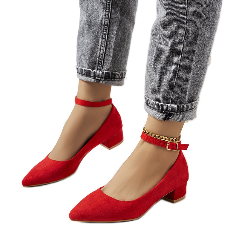 Punaiset pumput Samira-pilarissa punainen