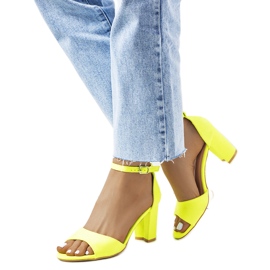 Neonkeltaiset sandaalit Polet-tolppassa keltainen