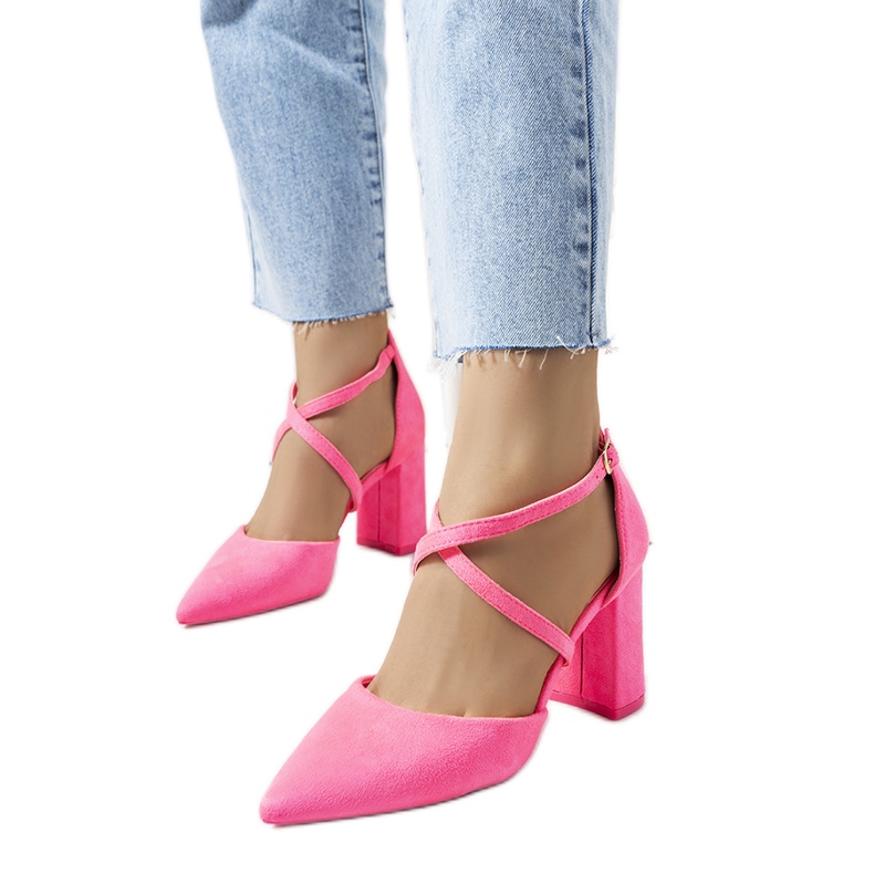 Vaaleanpunaiset neonpumput Hassing-postissa vaaleanpunainen