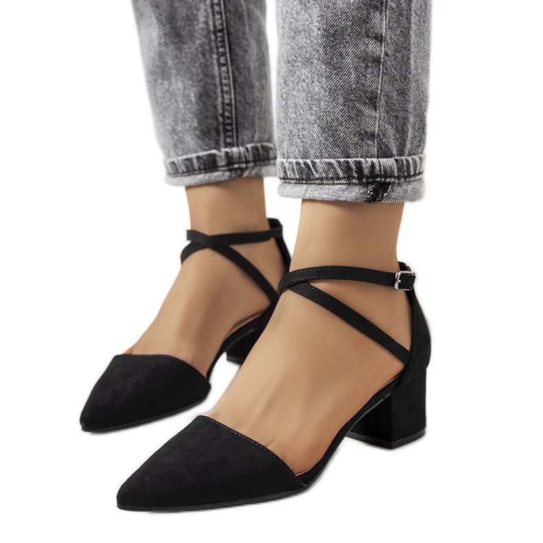 Mustat pumput Hyden pylväässä