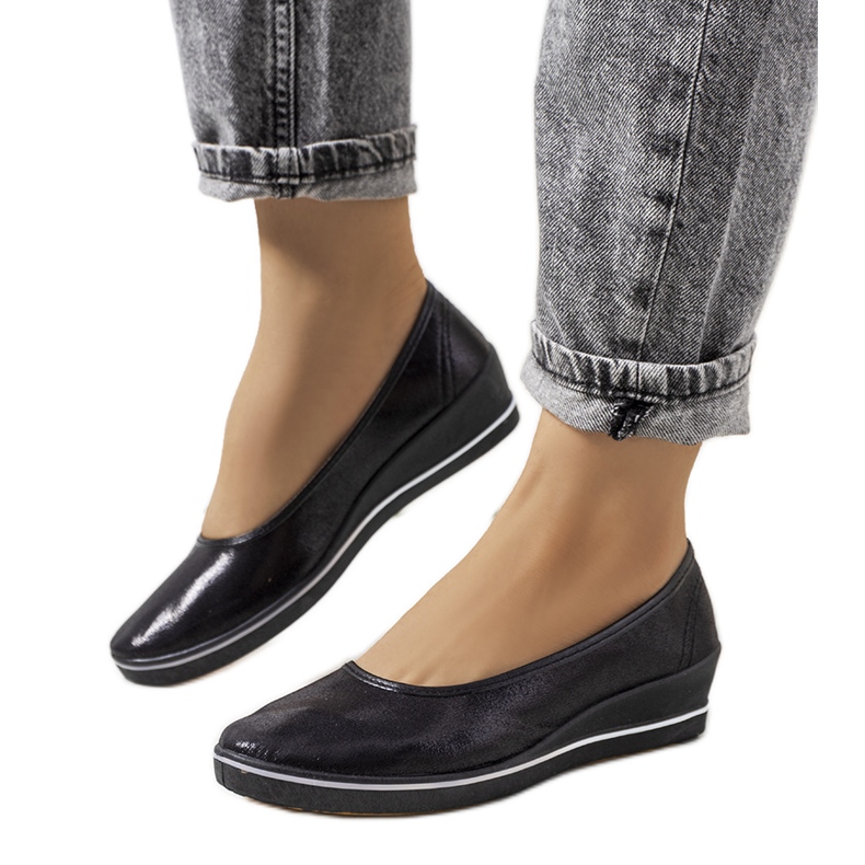 Mustat kiiltävät lenkkarit Weide wedgessä