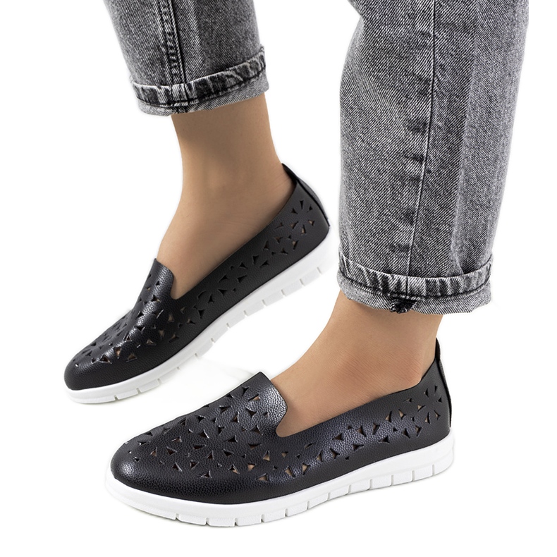 Mustat Borg harjakattoiset lenkkarit