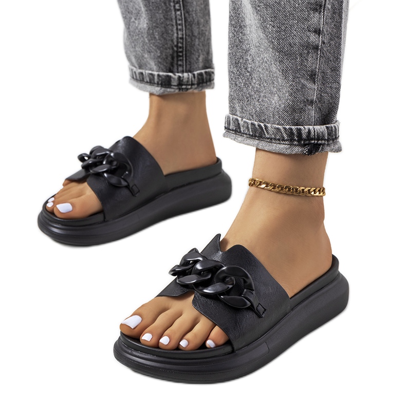 Mustat tossut Levy-ketjulla